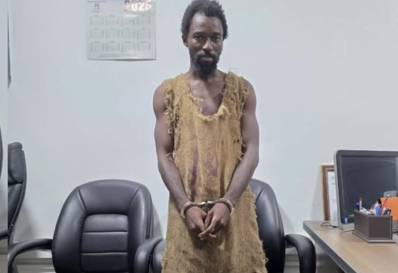 אבו נוח באזיקים בתחנת המשטרה