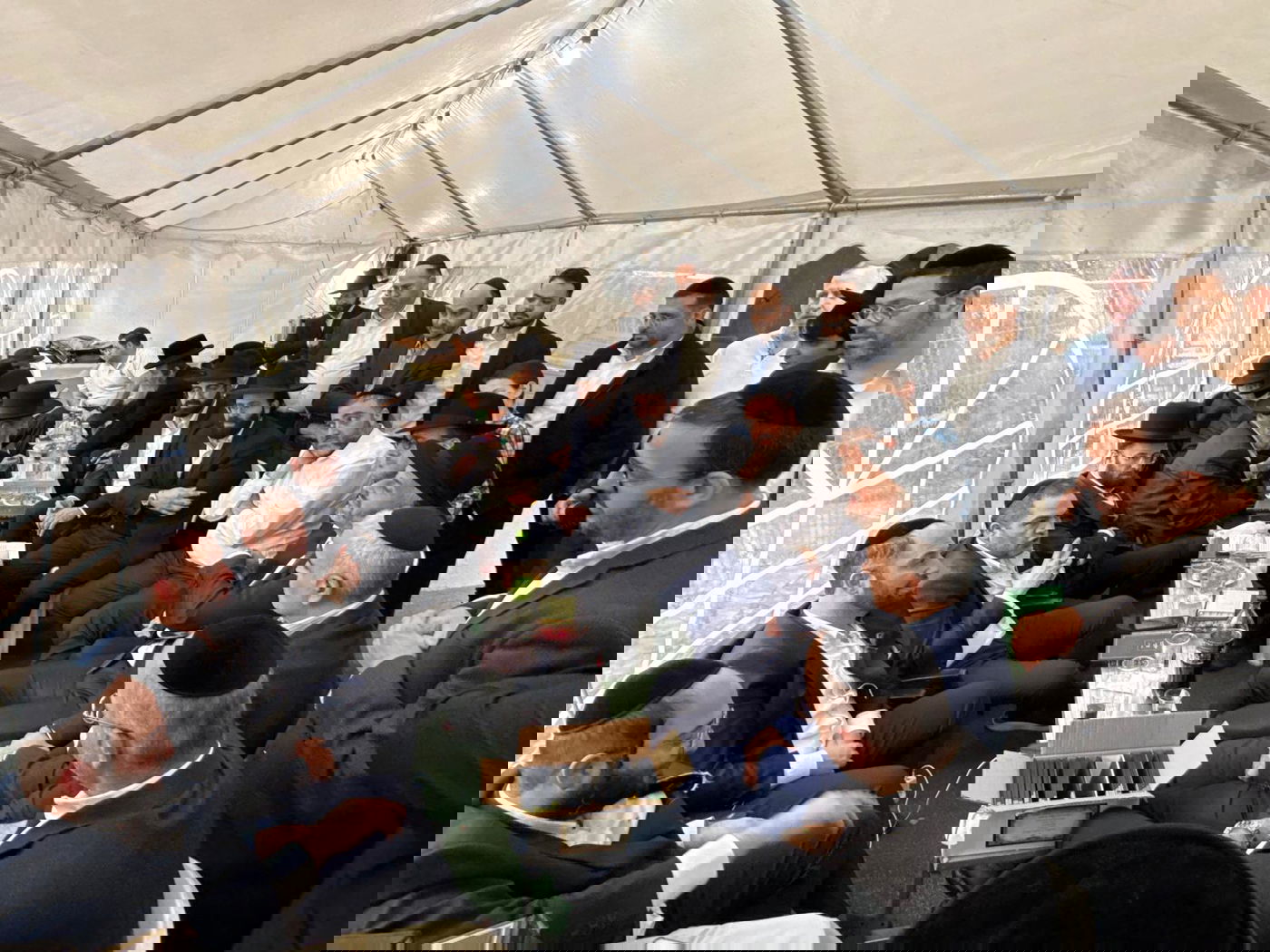 רכבת של מנחמים ב'שבעה' אצל האחים היועצים ביכלר | גלרייה מסכמת