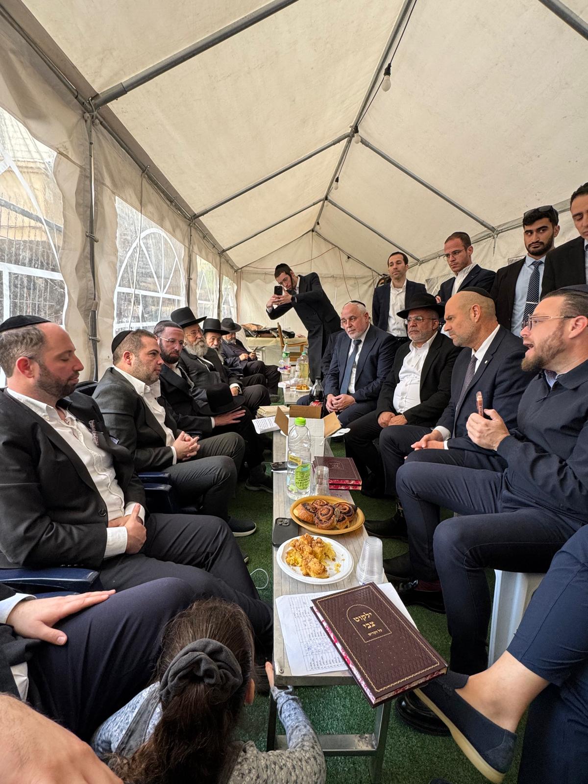 רכבת של מנחמים ב'שבעה' אצל האחים היועצים ביכלר | גלרייה מסכמת