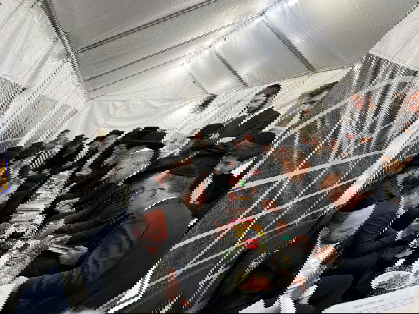 רכבת של מנחמים ב'שבעה' אצל האחים היועצים ביכלר | גלרייה מסכמת