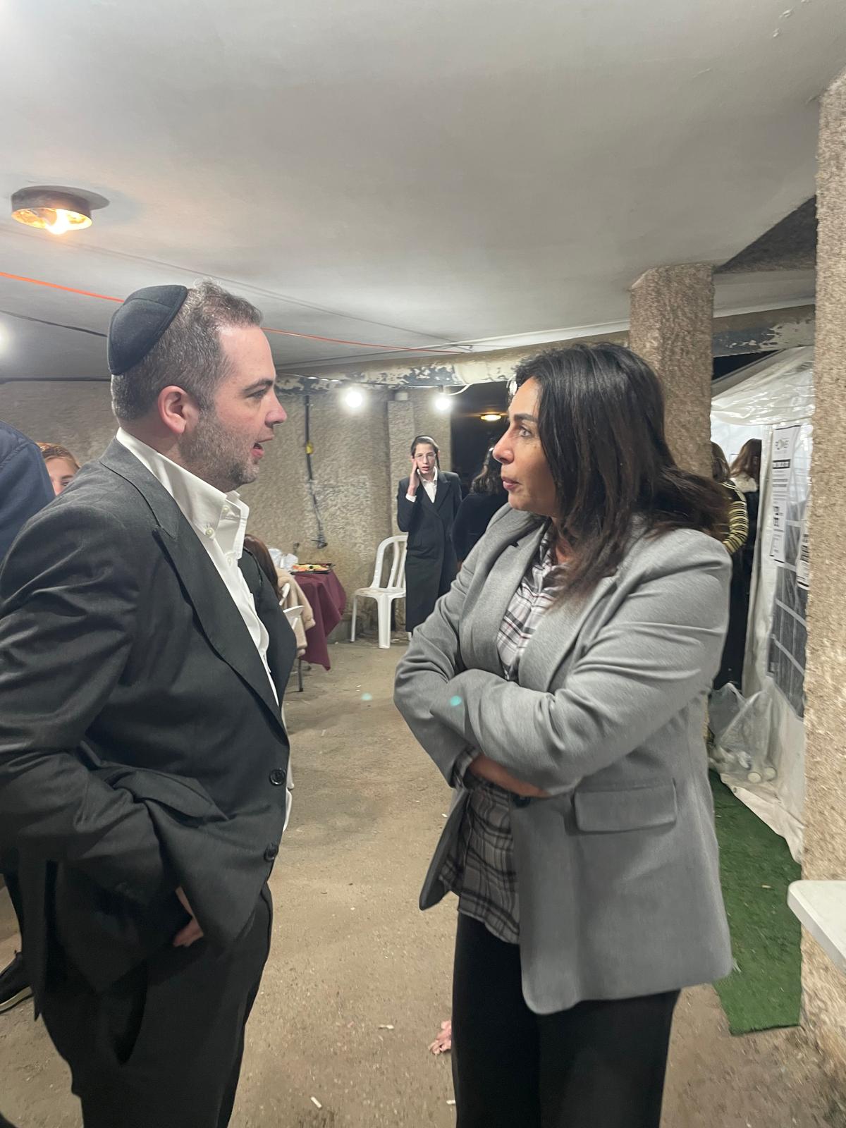 רכבת של מנחמים ב'שבעה' אצל האחים היועצים ביכלר | גלרייה מסכמת