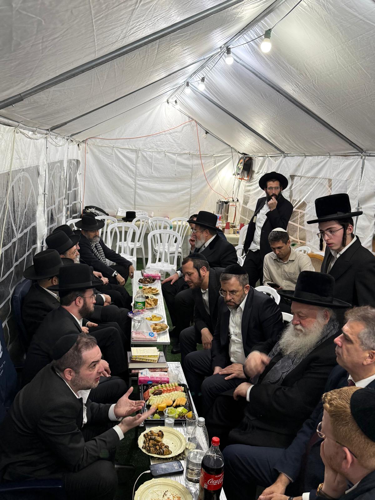 רכבת של מנחמים ב'שבעה' אצל האחים היועצים ביכלר | גלרייה מסכמת