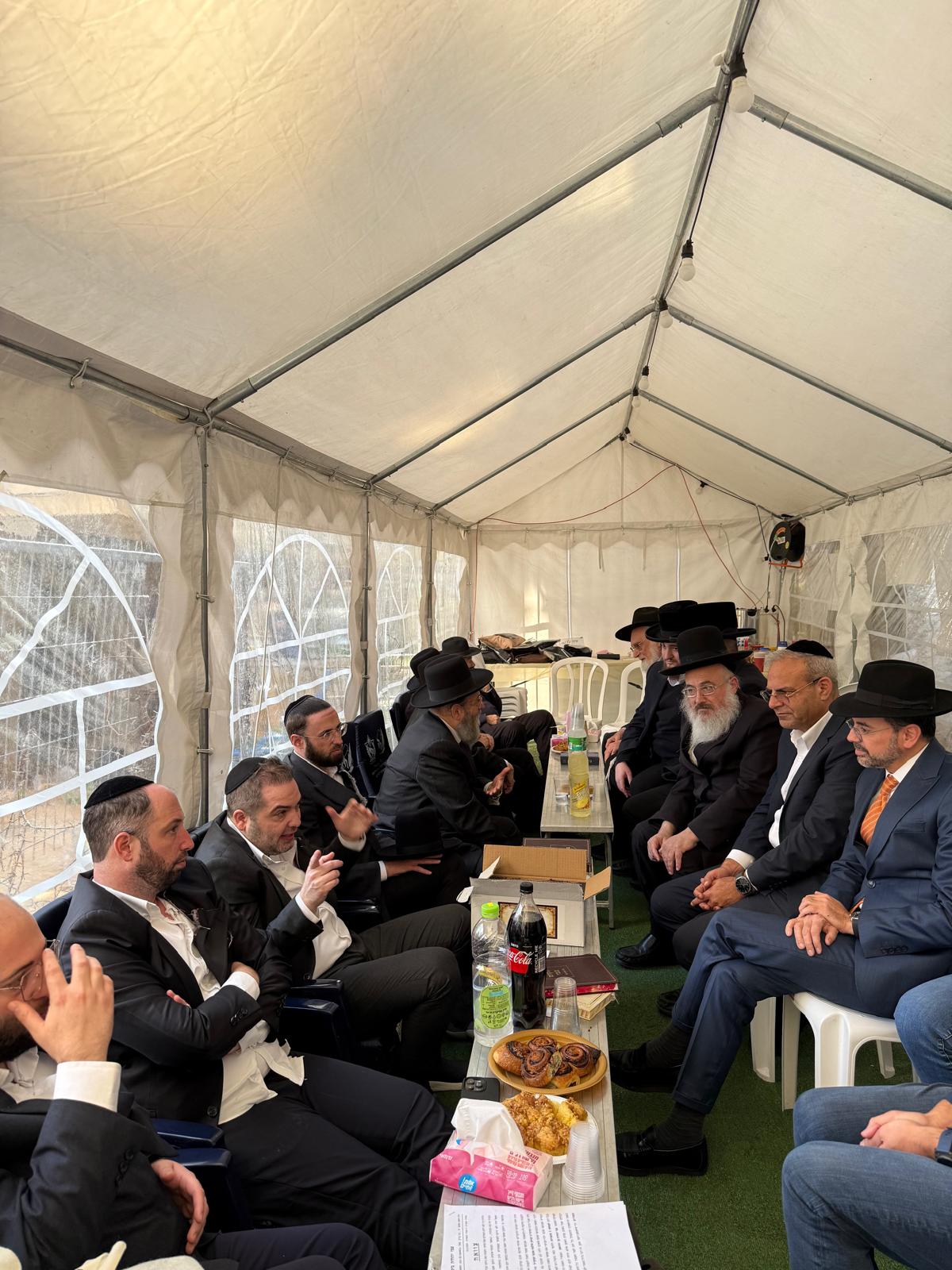 רכבת של מנחמים ב'שבעה' אצל האחים היועצים ביכלר | גלרייה מסכמת