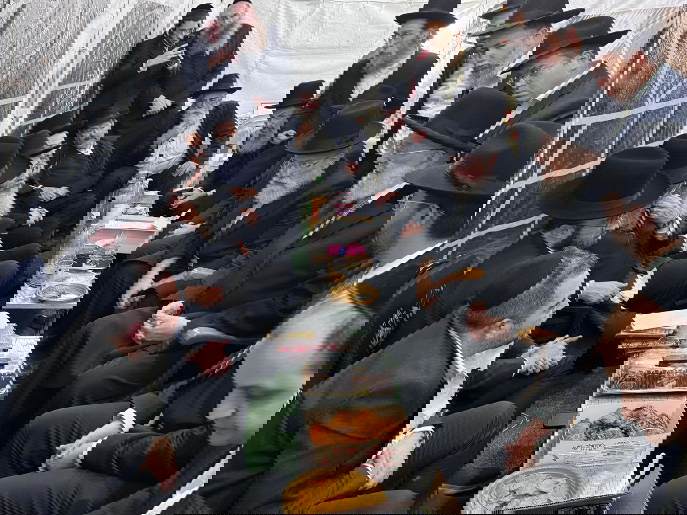 רכבת של מנחמים ב'שבעה' אצל האחים היועצים ביכלר | גלרייה מסכמת