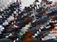 רכבת של מנחמים ב'שבעה' אצל האחים היועצים ביכלר | גלרייה מסכמת