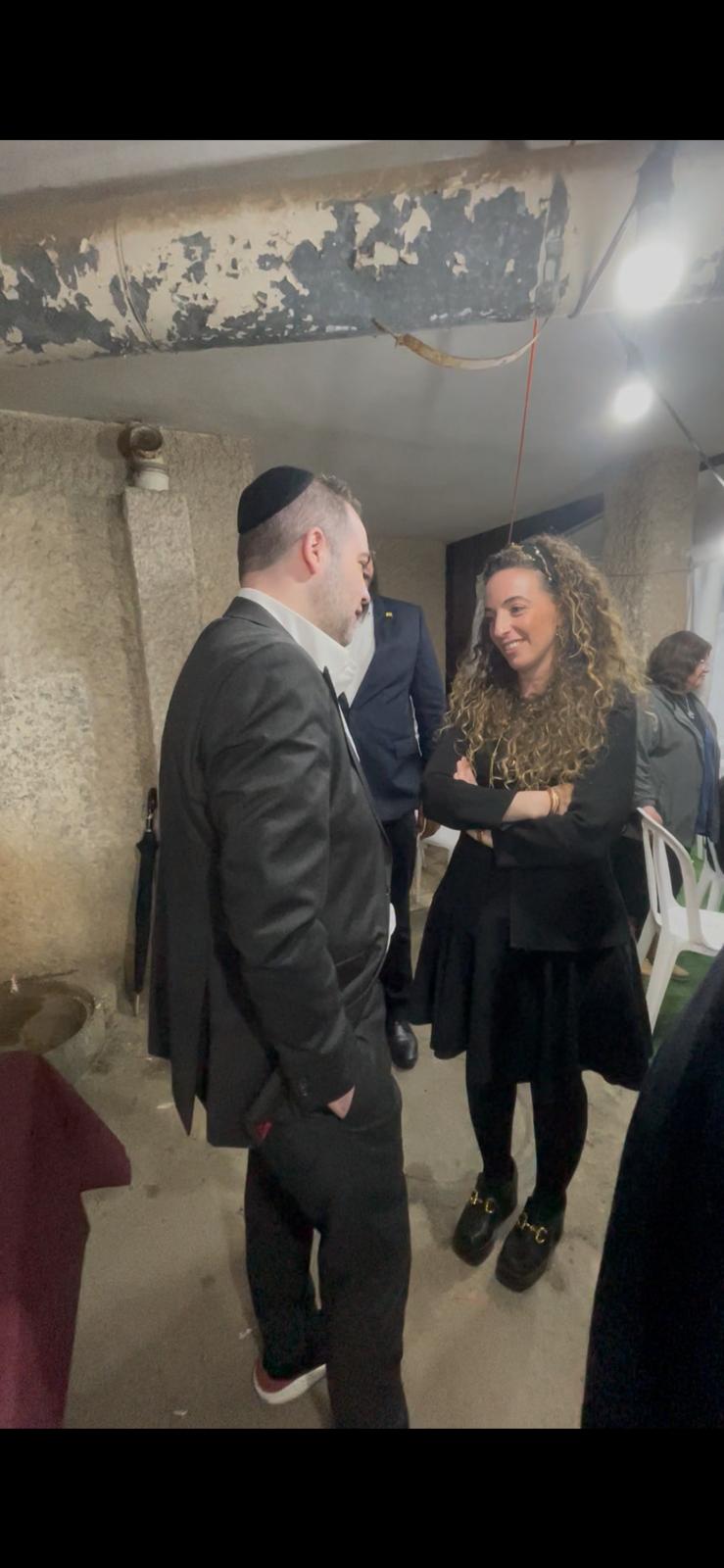 רכבת של מנחמים ב'שבעה' אצל האחים היועצים ביכלר | גלרייה מסכמת