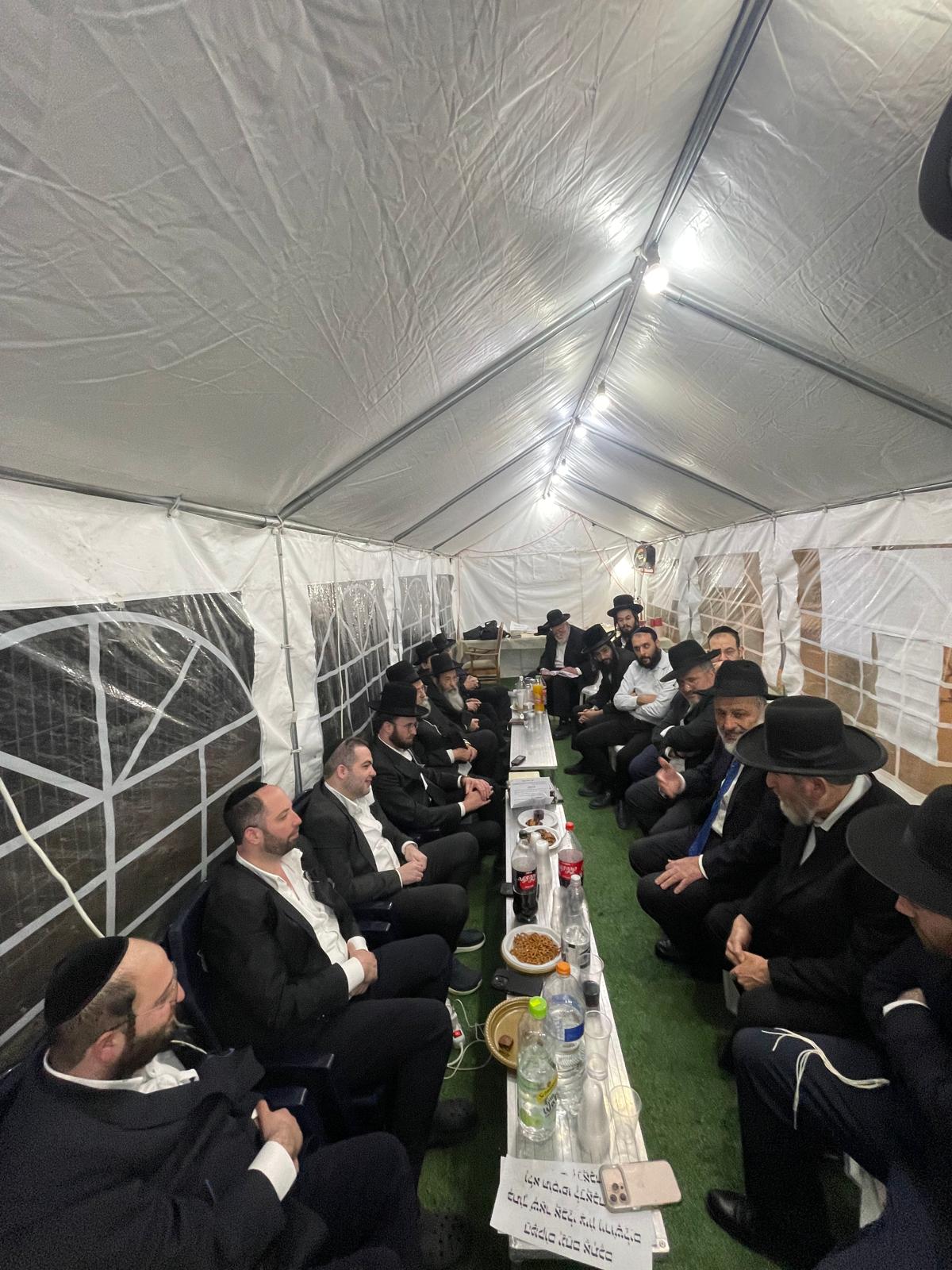 רכבת של מנחמים ב'שבעה' אצל האחים היועצים ביכלר | גלרייה מסכמת