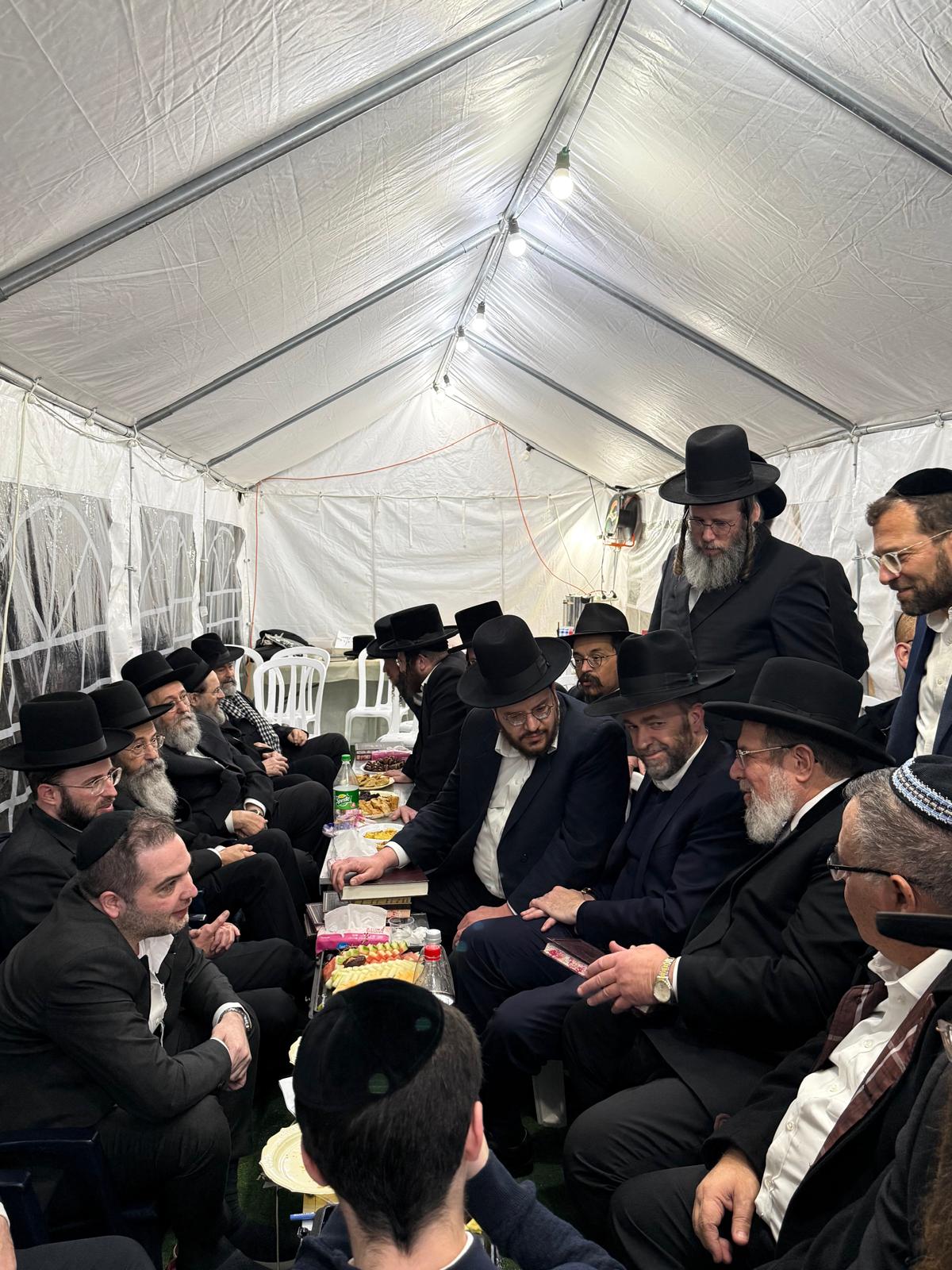 רכבת של מנחמים ב'שבעה' אצל האחים היועצים ביכלר | גלרייה מסכמת