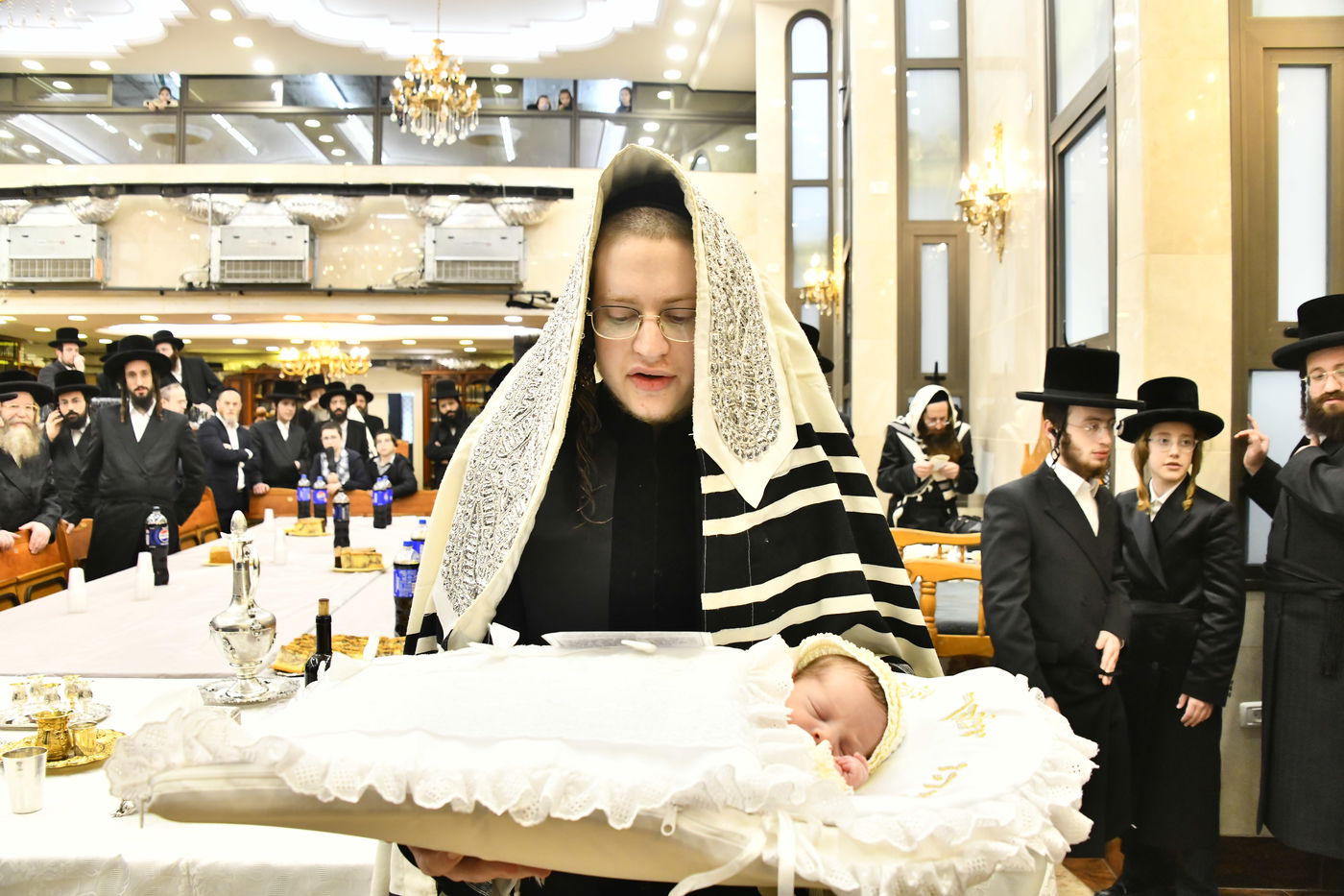 שמחת הברית בחצרות קרעטשניף - פרמשילאן - ספינקא