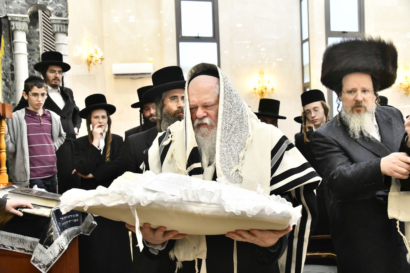 שמחת הברית בחצרות קרעטשניף - פרמשילאן - ספינקא