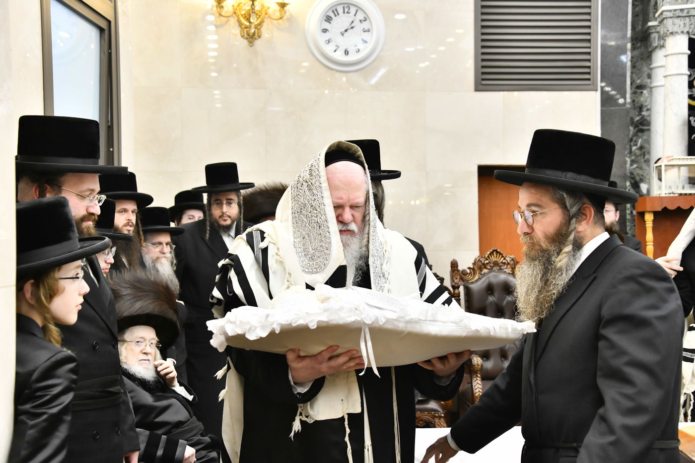 שמחת הברית בחצרות קרעטשניף - פרמשילאן - ספינקא