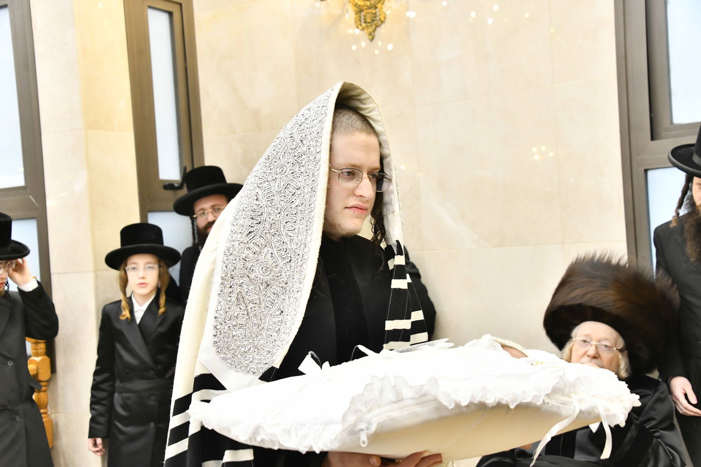 שמחת הברית בחצרות קרעטשניף - פרמשילאן - ספינקא