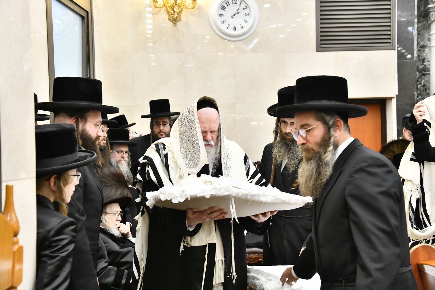 שמחת הברית בחצרות קרעטשניף - פרמשילאן - ספינקא