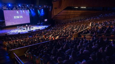 השנה, המופע יתקיים בלוקיישן שמסמל יותר מכל את התרבות והאלגנטיות הישראלית – היכל התרבות בתל אביב