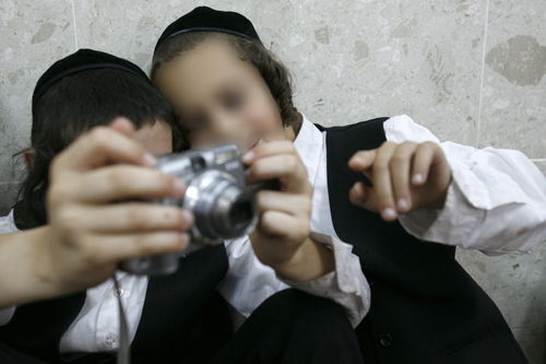 ילדים מצלמים בשמחה | אילוסטרציה