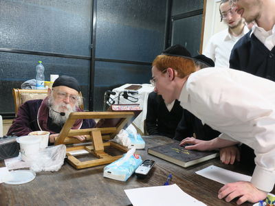 הגר"מ גריינמן במסירת שיעור אחר השחרור