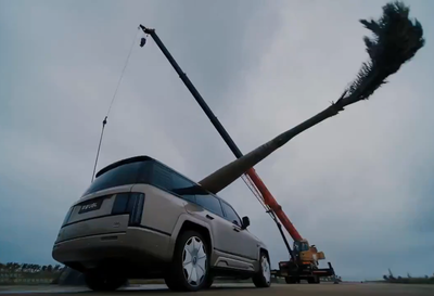 מבחן קשיחות קיצוני: איך רכב השטח היוקרתי של BYD שרד פגיעה של 2 טון עץ דקל - צפו