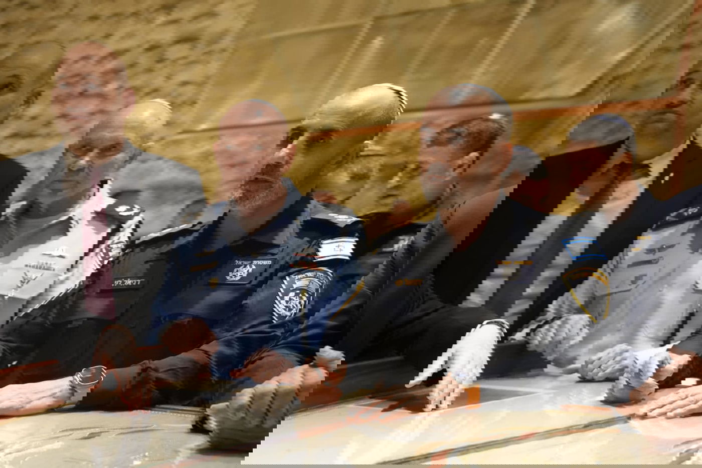 מפקד המחוז עם המפכ"ל