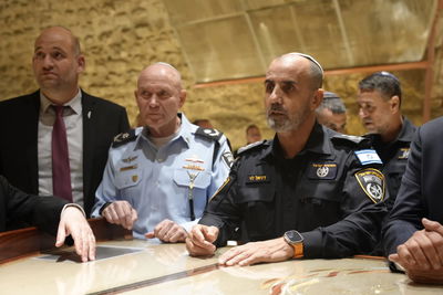 מפקד המחוז עם המפכ"ל