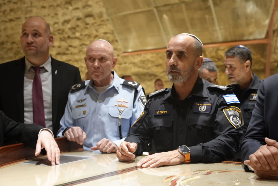 מפקד המחוז עם המפכ"ל