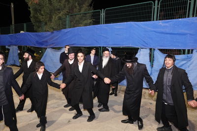 האדמו"ר מישועות יעקב סקולען בהדלקה במירון