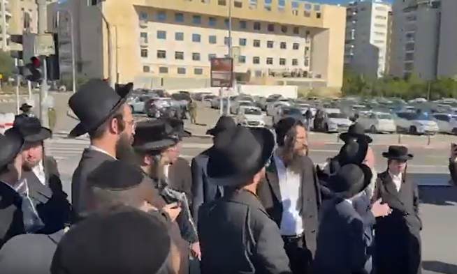 קיצוניים מפגינים מהבוקר סמוך ללשכת הגיוס - ביום גיוס של 'חשמונאים' | צפו