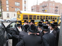 האדמו"ר מצאנז עם חסידיו על אדמת ארה"ב