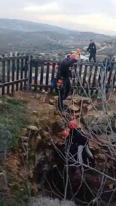ילד בן 7 ירד לבור בעומק 14 מטרים - ולא הצליח לצאת: כך נראו רגעי החילוץ | צפו 