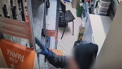 תיעוד מתוך המסעדה בתל אביב: פורץ 'מגלח' את הבקבוקים היקרים