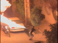 בלי למצמץ: מפגין בודד באיראן שופך דלק ומצית אופנועי משטרה | צפו