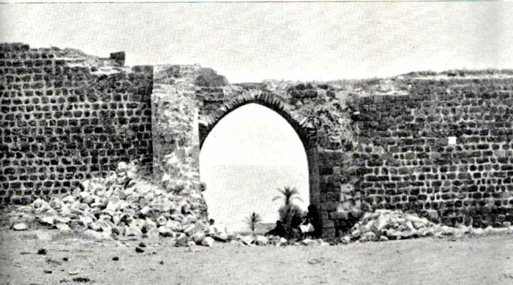 שער העיר טבריה העתיק, היכן שבנק לאומי נמצא בימינו שם מסורת שממוקם קברו של רבי ענן