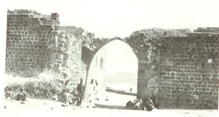 שער העיר טבריה העתיק, היכן שבנק לאומי נמצא בימינו שם מסורת שממוקם קברו של רבי ענן