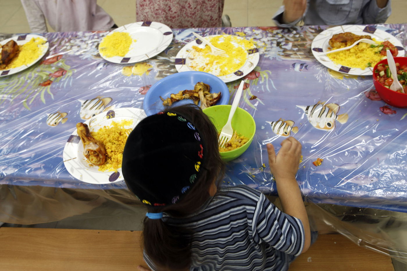 ילד אוכל בבית תמחוי בירושלים