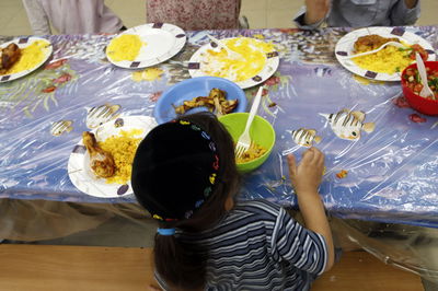 ילד אוכל בבית תמחוי בירושלים