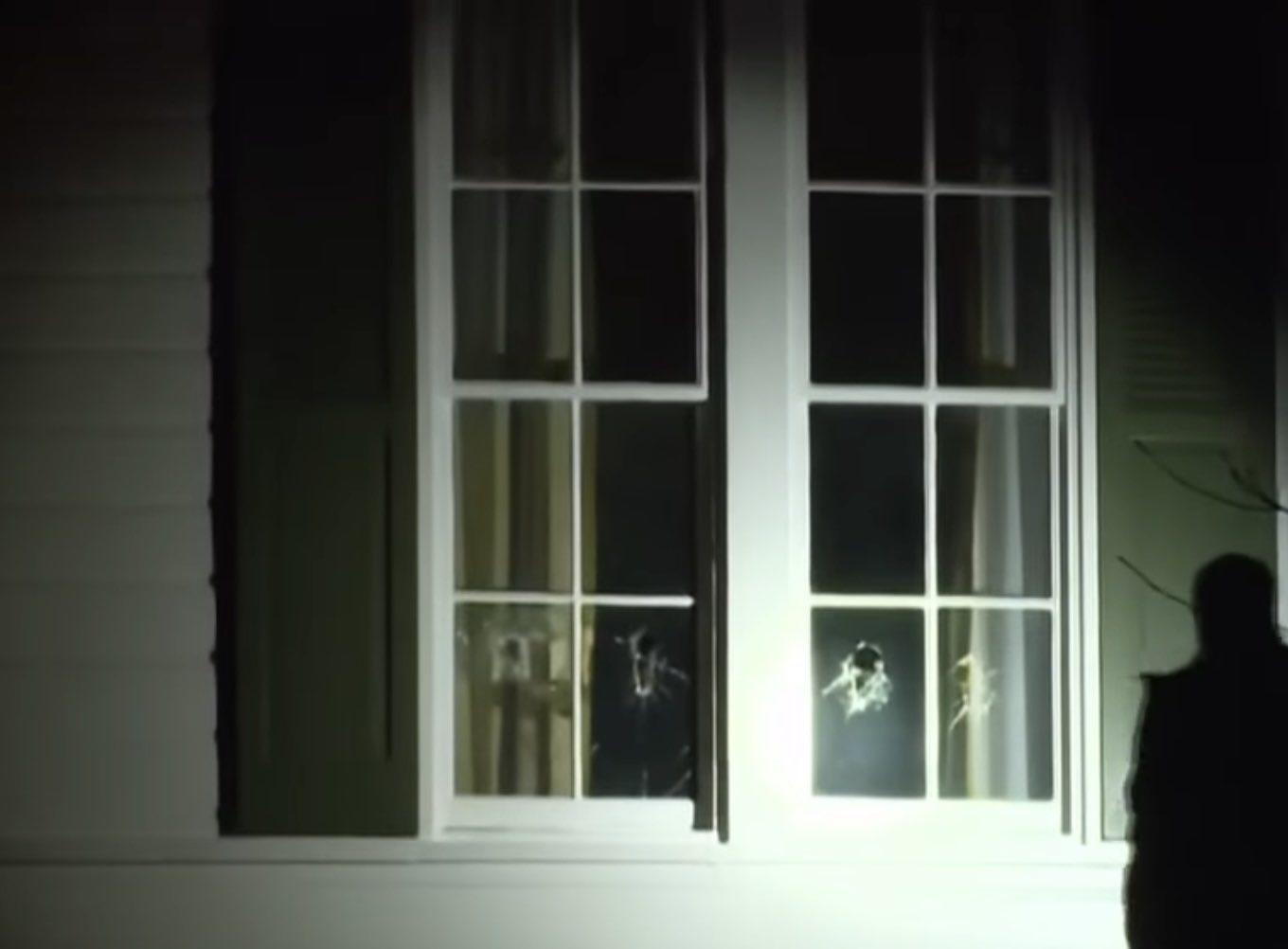 החלון המנופץ בביתו של ואנס