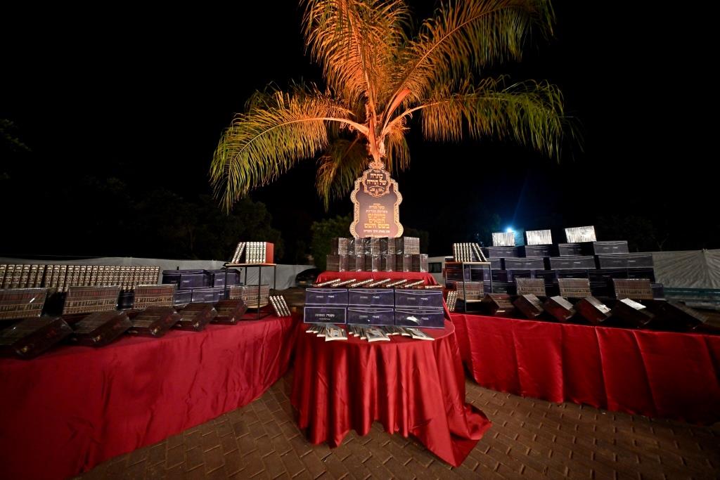 חלוקת פרסים בתולדות אהרן