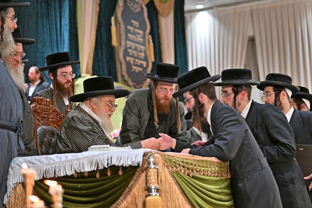 חלוקת פרסים בתולדות אהרן