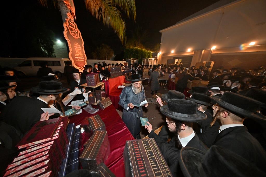 חלוקת פרסים בתולדות אהרן