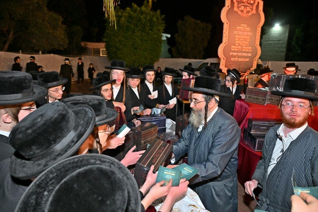 חלוקת פרסים בתולדות אהרן