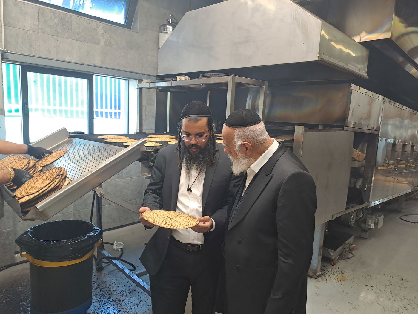 הגר"ש מחפוד במאפיית מצות