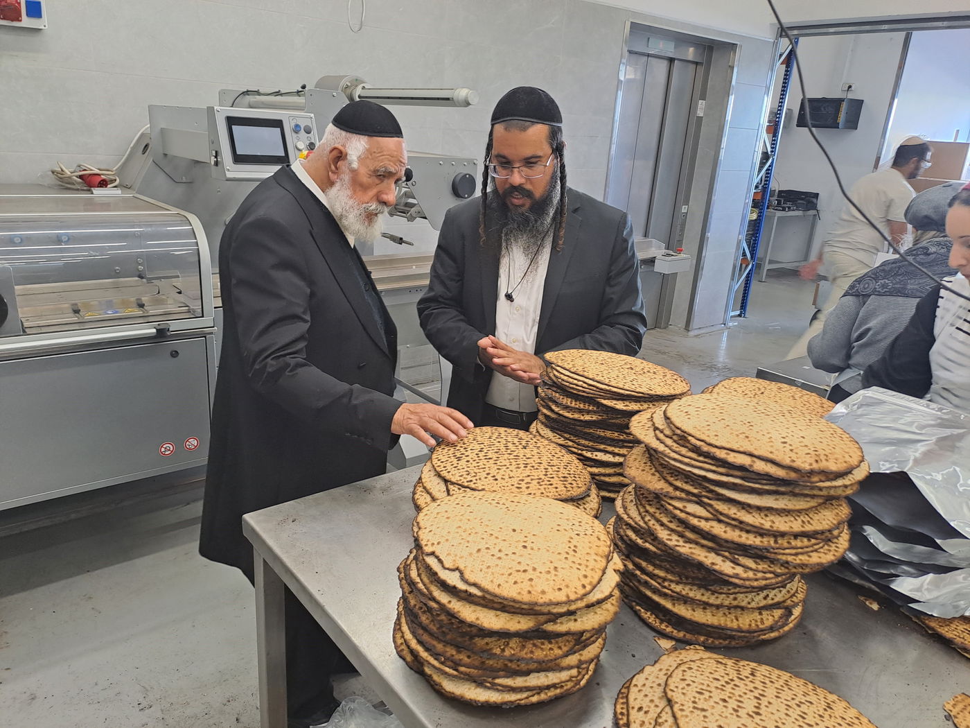 הגר"ש מחפוד במאפיית מצות