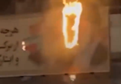 מספר ההרוגים עלה ל-20 | תיעוד: מפגינים שורפים את תמונתם של חמינאי וחומייני