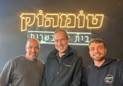 מנכל דיפלומט ישראל עם בעלי מסעדת טומהוק בבאר שבע שנפגעה מטיל איראני