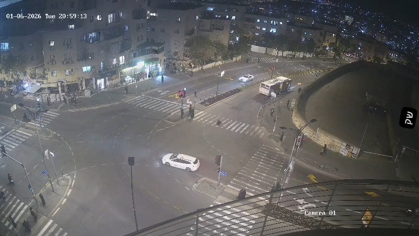 האוטובוס פונה למנחת יצחק כשהנער יוסף אייזנטל נגרר מתחתיו. מיד בסיבוב נראה הנער שנתלה בקדמת האוטובוס נופל על מעבר החצייה