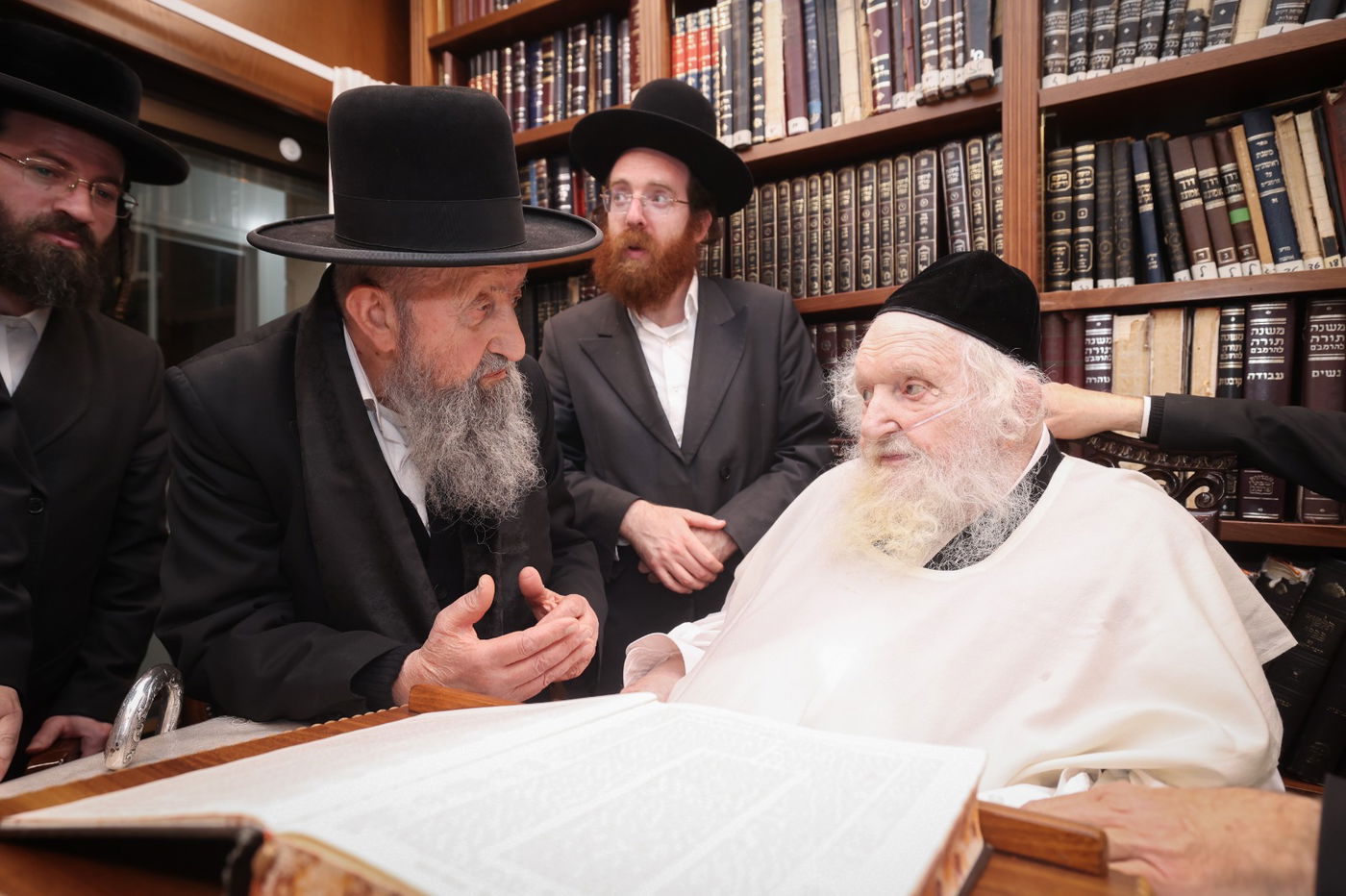 הגרב"צ מוצפי בביקור אצל הגר"מ שטרנבוך