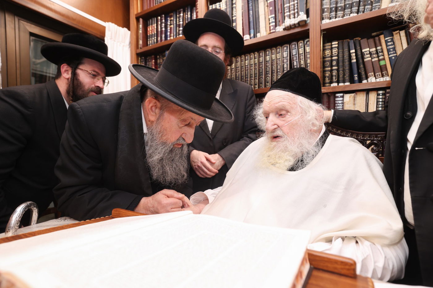 הגרב"צ מוצפי בביקור אצל הגר"מ שטרנבוך