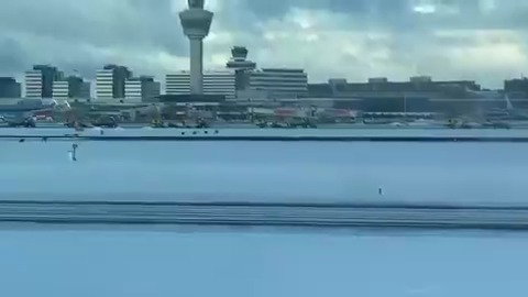 המפלסות פועלות בשטח שדה התעופה סכיפהול באמסטרדם
