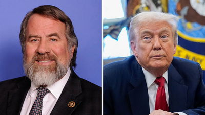 מימין הנשיא טראמפ, משמאל חבר הקונגרס דאג למאלפה