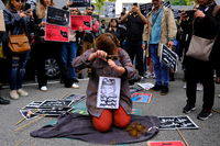 אשה בבלגיה גוזרת את שערה במחאה על מותה של מהסא אמיני בזמן מחאות החיגא'ב, אילוסטרציה