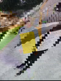 הילד עם השלט